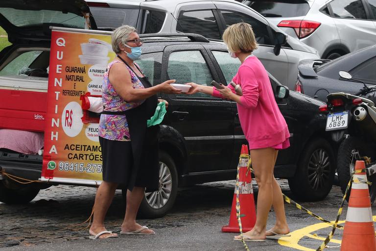 Flávia Alessandra comprando marmita após sair da academia