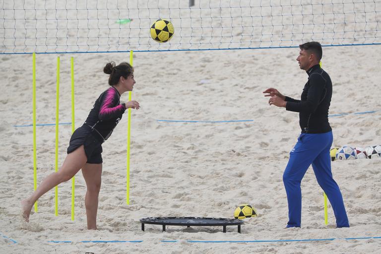 Giovanna Antonelli é clicada treinando futevôlei na praia