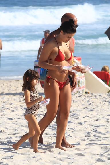 Kyra Gracie e Malvino Salvador curtem dia de praia com os filhos