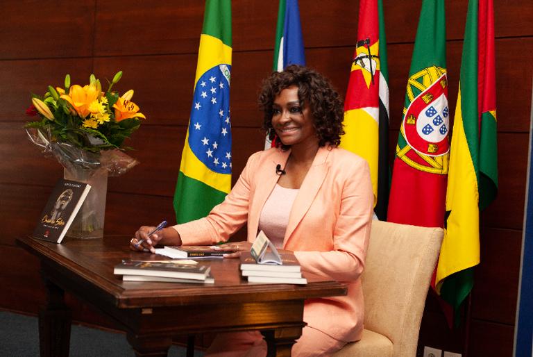 Joyce Ribeiro lança seu livro 'Chica da Silva-Romance de uma Vida' em Portugal