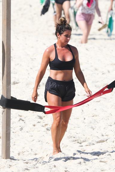 Giovanna Antonelli é clicada treinando de top e micro short