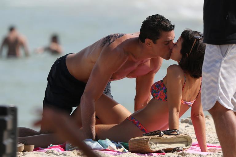 Cauã Reymond e Andrea Horta gravam novela em praia do Rio de Janeiro