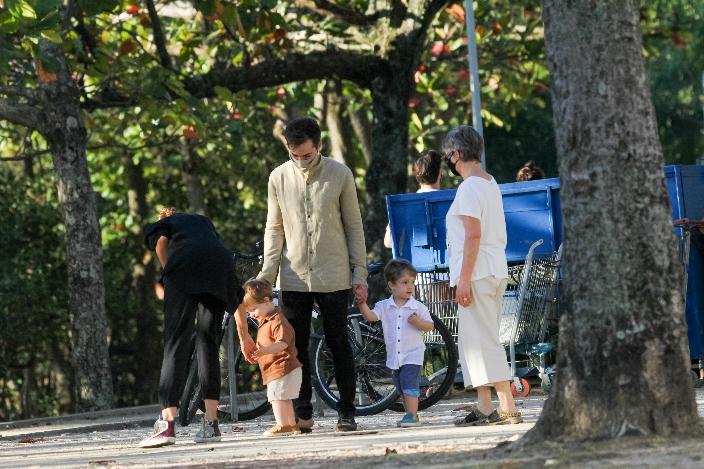 Thales Bretas e os filhos passeando com Susana Garcia na Lagoa Rodrigo de Freitas