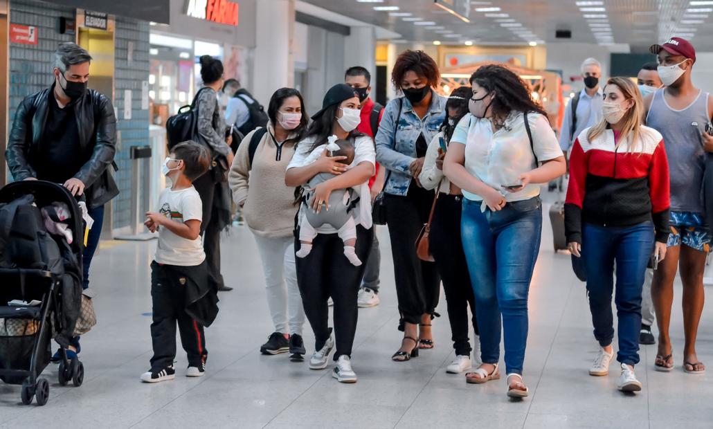 Acompanhada de sua família, Simone causa em aeroporto