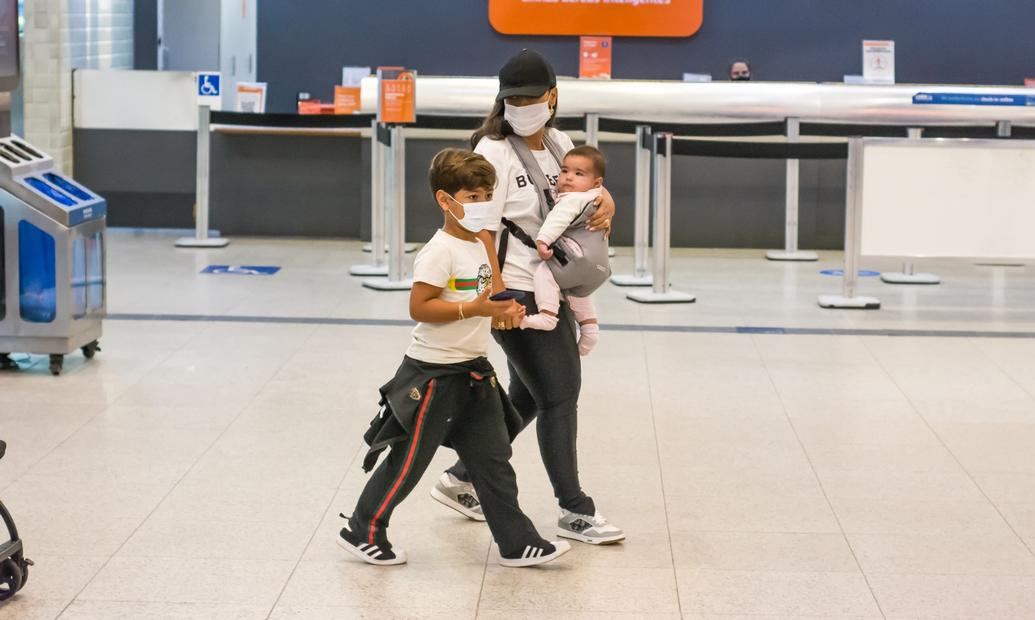 Acompanhada de sua família, Simone causa em aeroporto