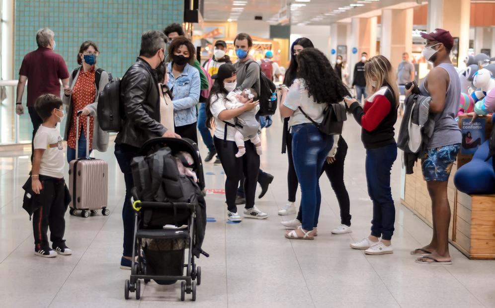 Acompanhada de sua família, Simone causa em aeroporto