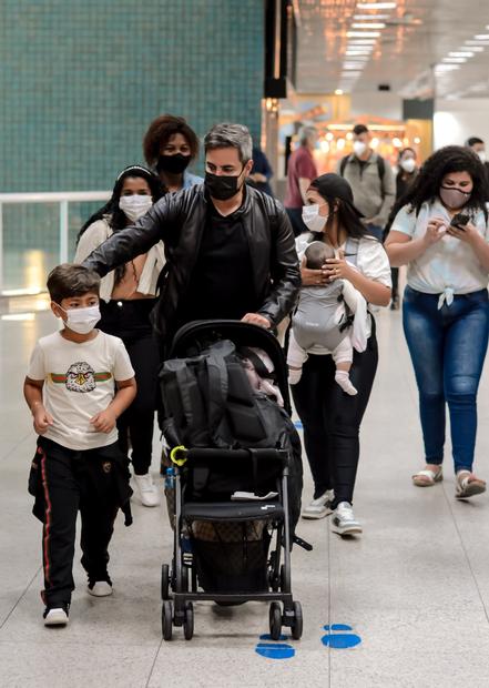 Acompanhada de sua família, Simone causa em aeroporto