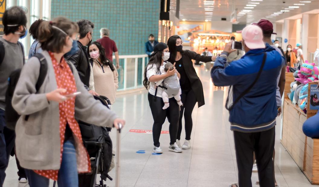 Acompanhada de sua família, Simone causa em aeroporto