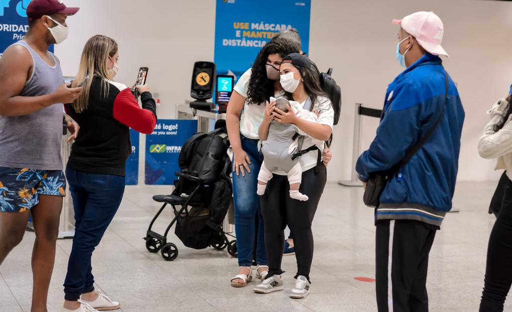 Acompanhada de sua família, Simone causa em aeroporto