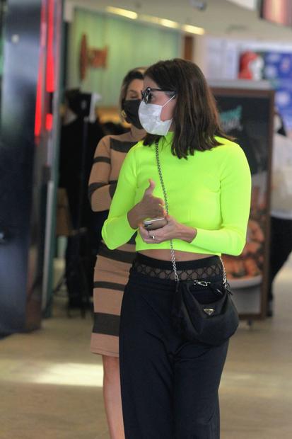 Flávia Alessandra e Deborah Secco em shopping no Rio de Janeiro