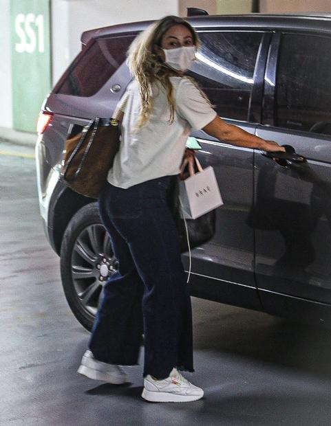 Paolla Oliveira deixa shopping do Rio de Janeiro correndo