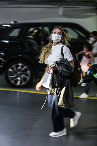 Paolla Oliveira deixa shopping do Rio de Janeiro correndo