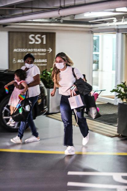 Paolla Oliveira deixa shopping do Rio de Janeiro correndo