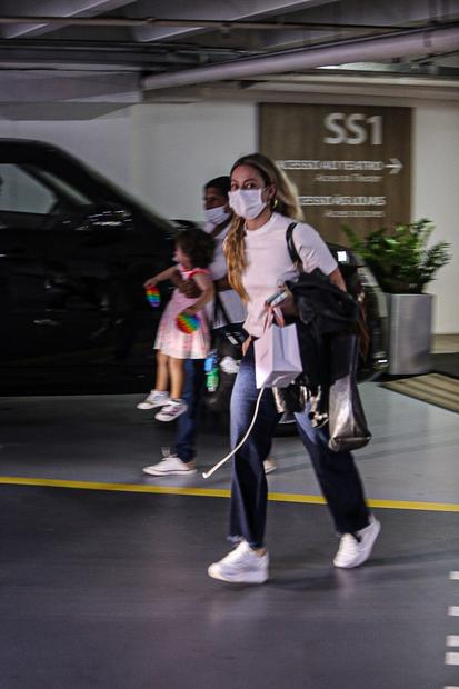 Paolla Oliveira deixa shopping do Rio de Janeiro correndo