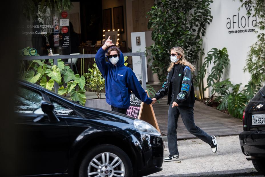 Sasha Meneghel e João Figueiredo no bairro de Pinheiros, em São Paulo