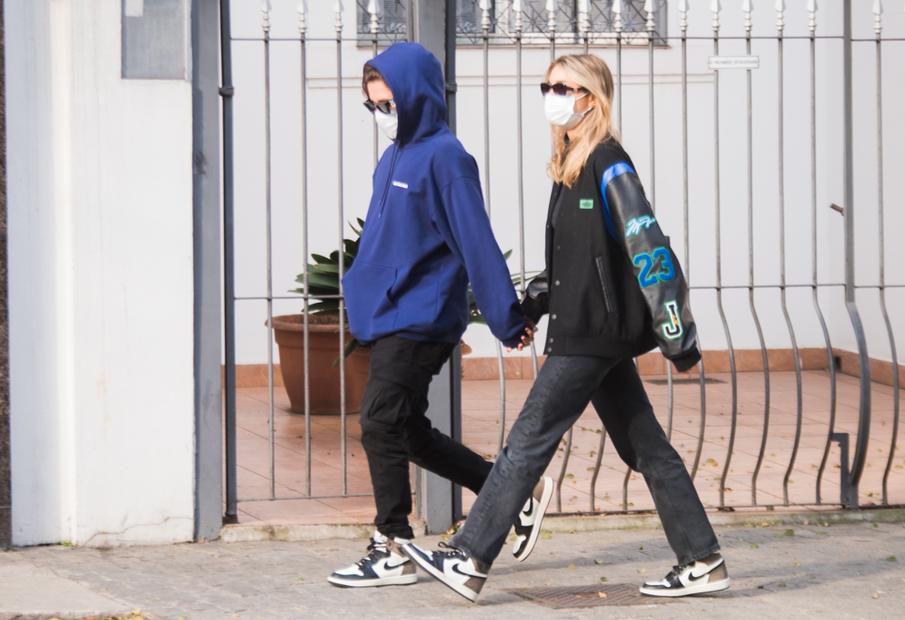 Sasha Meneghel e João Figueiredo no bairro de Pinheiros, em São Paulo