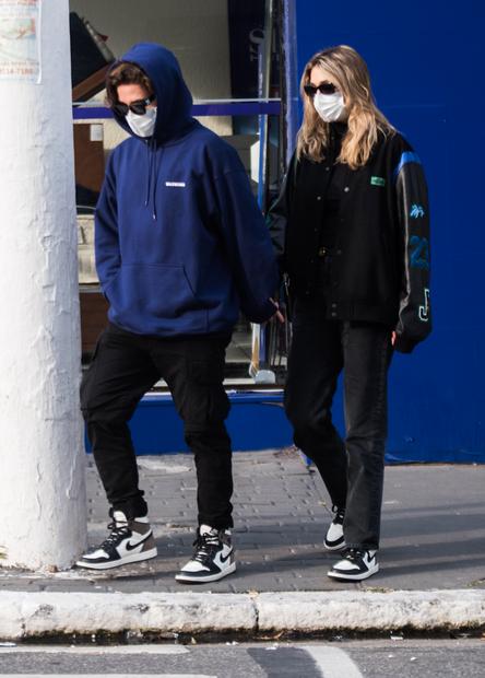 Sasha Meneghel e João Figueiredo no bairro de Pinheiros, em São Paulo