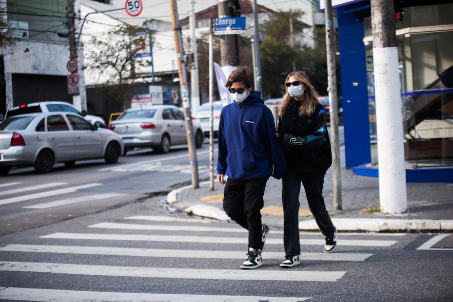 Sasha Meneghel e João Figueiredo no bairro de Pinheiros, em São Paulo