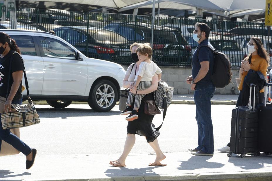 Thales Bretas com os filhos, Déa Lúcia e Ju Amaral no aeroporto Santos Dumont