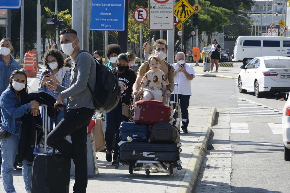 Thales Bretas com os filhos, Déa Lúcia e Ju Amaral no aeroporto Santos Dumont