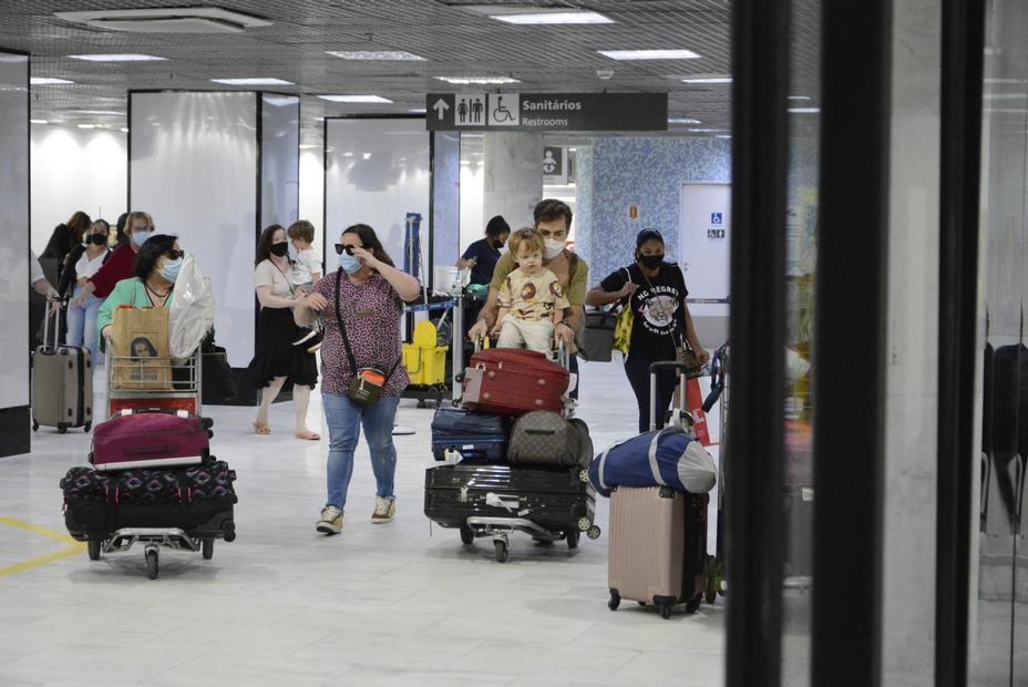 Thales Bretas com os filhos, Déa Lúcia e Ju Amaral no aeroporto Santos Dumont