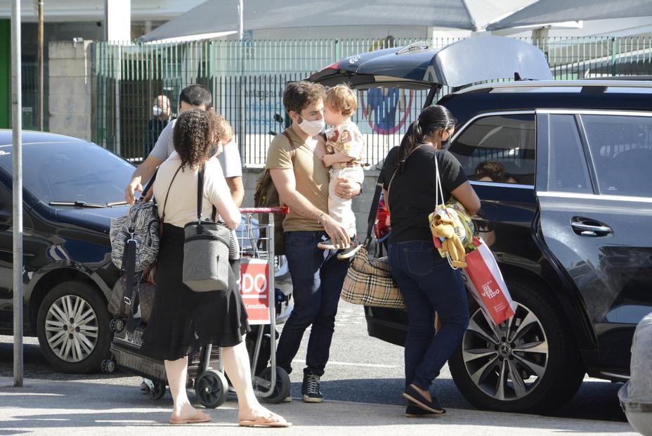 Thales Bretas com os filhos, Déa Lúcia e Ju Amaral no aeroporto Santos Dumont