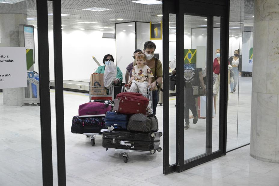 Thales Bretas com os filhos, Déa Lúcia e Ju Amaral no aeroporto Santos Dumont