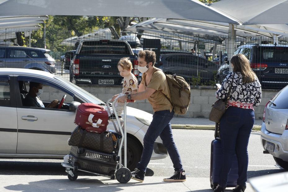 Thales Bretas com os filhos, Déa Lúcia e Ju Amaral no aeroporto Santos Dumont