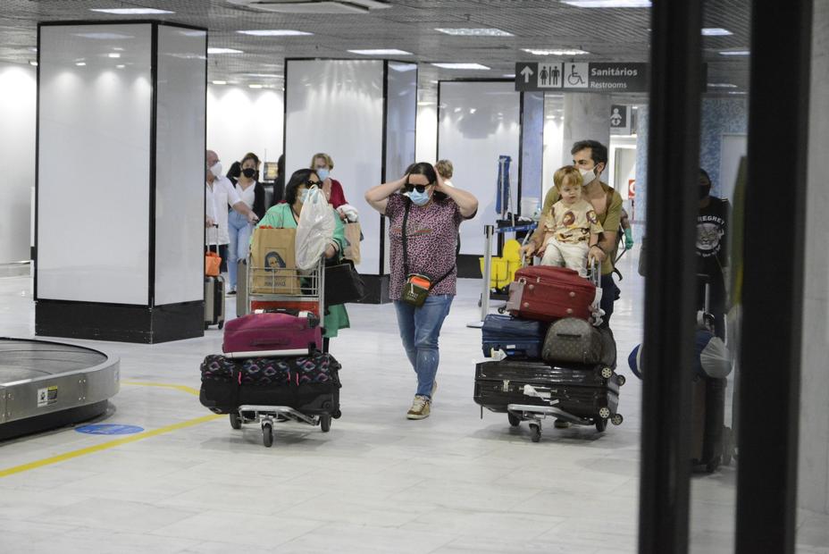 Thales Bretas com os filhos, Déa Lúcia e Ju Amaral no aeroporto Santos Dumont