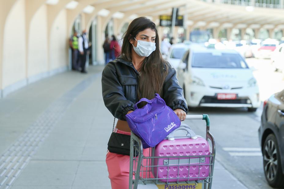 Hariany Almeida é clicada em aeroporto com bolsa de R$20 mil