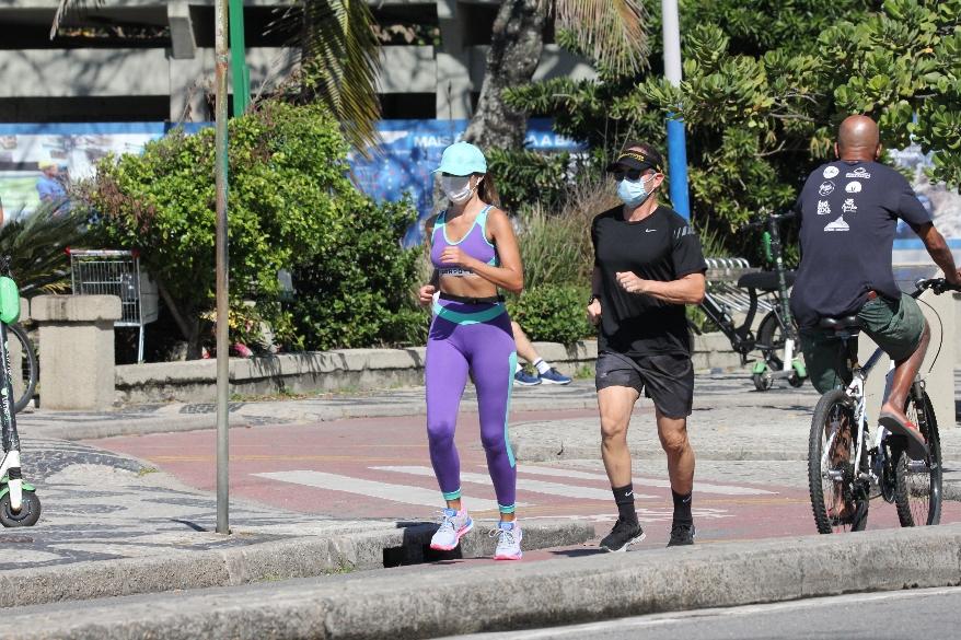 Patrícia Poeta exibe boa forma ao ser flagrada correndo com seu personal