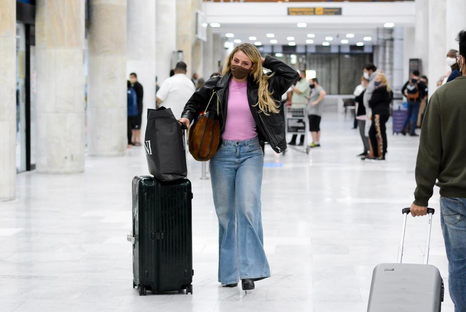 Paolla Oliveira desembarcando no aeroporto Santos Dumont, no Rio de Janeiro