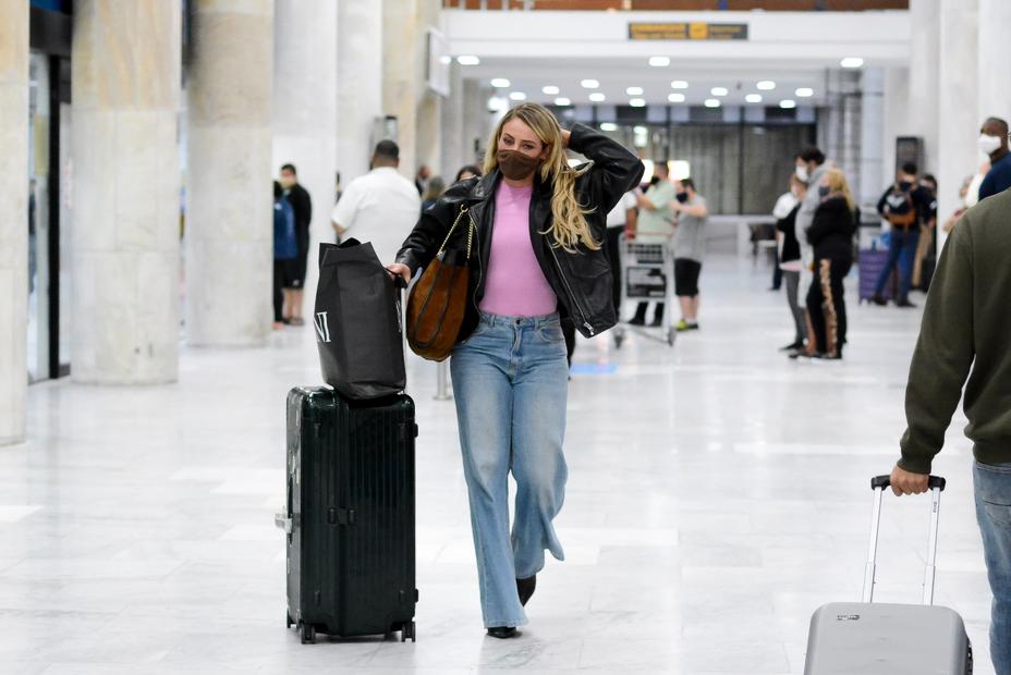 Paolla Oliveira desembarcando no aeroporto Santos Dumont, no Rio de Janeiro