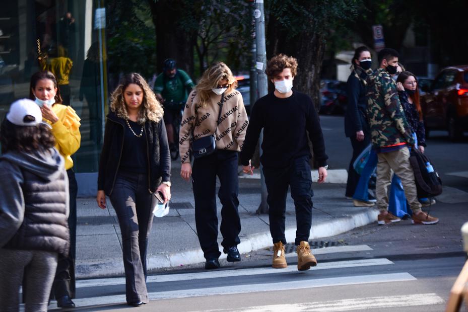 Sasha Meneghel e João Figueiredo no bairro dos Jardins, em São Paulo