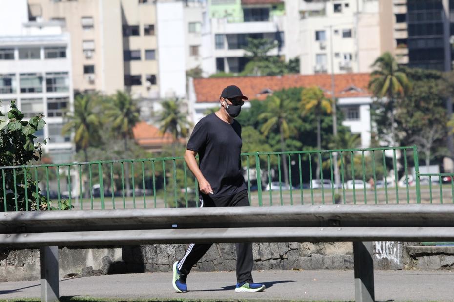 William Bonner faz exercício na Lagoa Rodrigo de Freitas