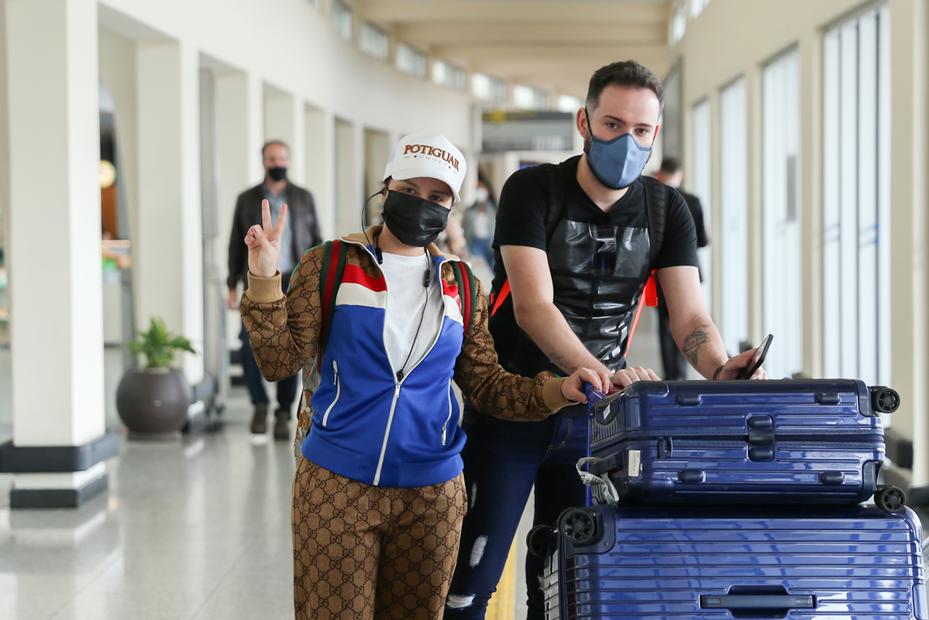 Maraísa desembarcando no aeroporto de Congonhas, em São Paulo