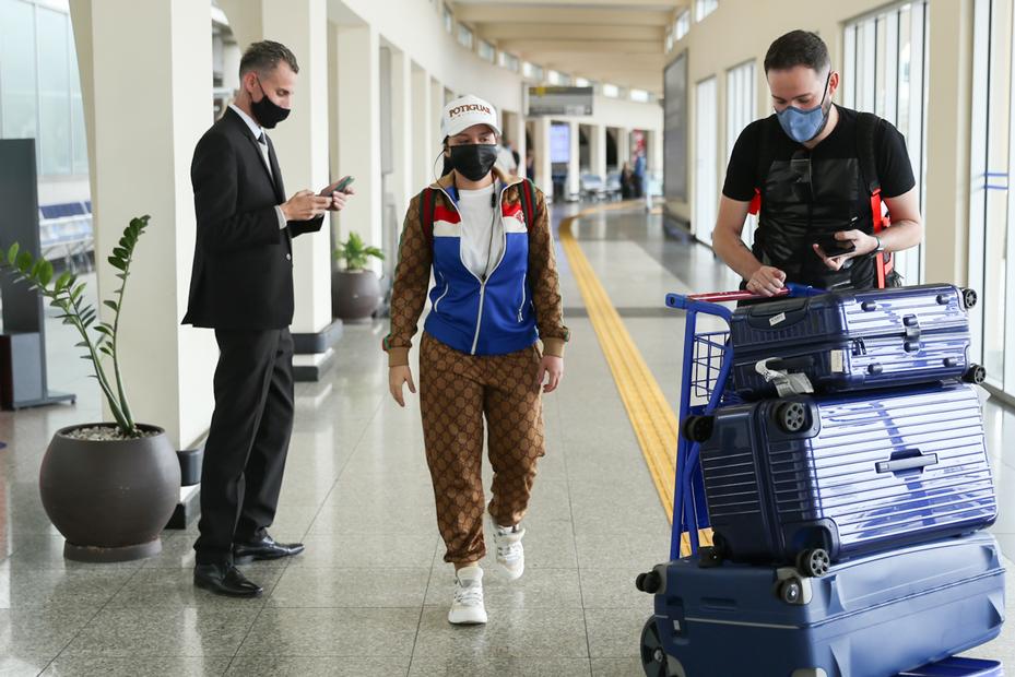 Maraísa desembarcando no aeroporto de Congonhas, em São Paulo