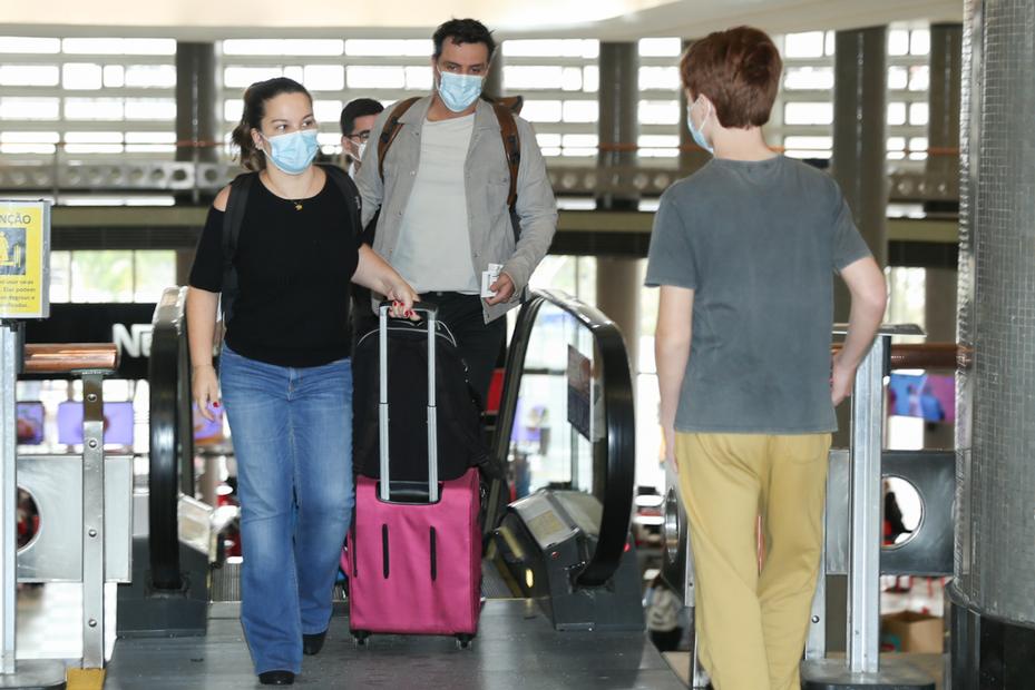 Rodrigo Lombardi é flagrado com a esposa e o filho no aeroporto de Congonhas