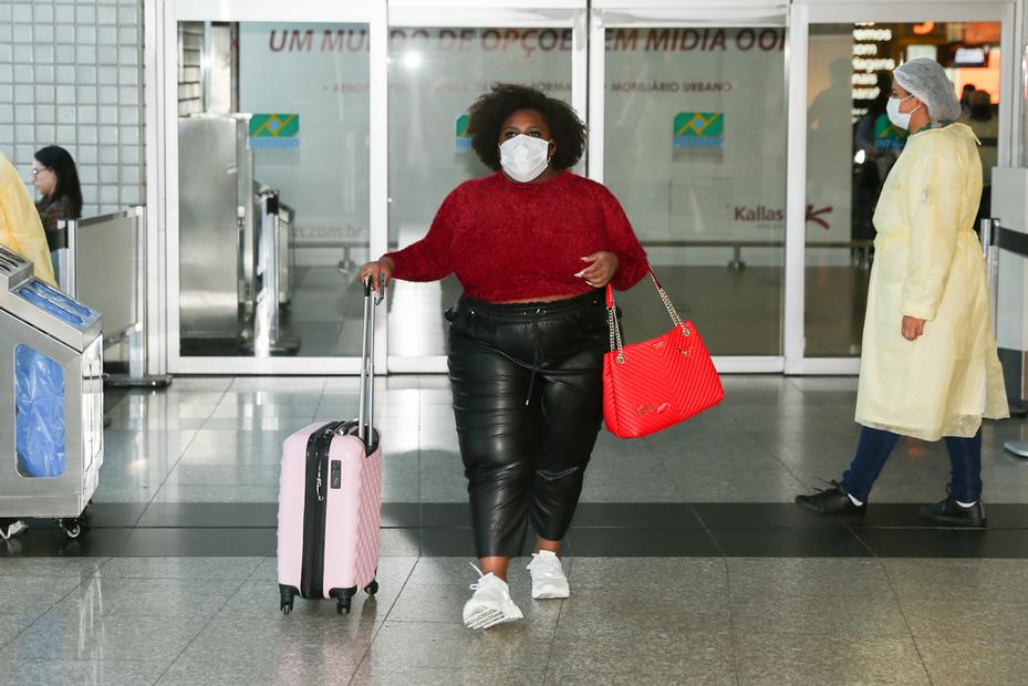 Jojo Todynho surge bem mais magra em aeroporto de São Paulo