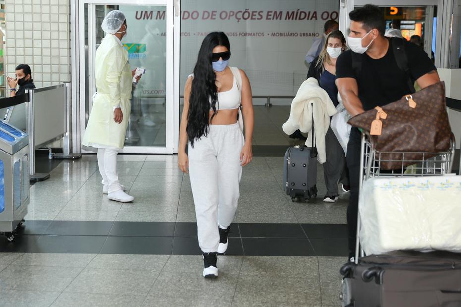 Simaria ostenta corpão ao ser flagrada de top em aeroporto