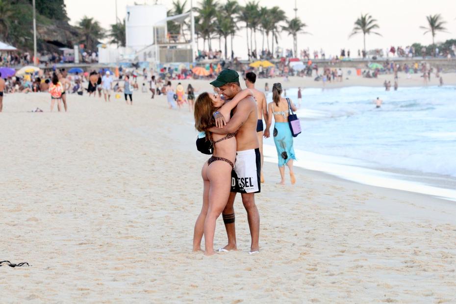 Gabi Martins e Tierry trocam beijos quentes em praia do Rio