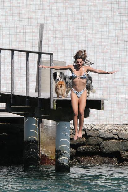 Mariana Goldfarb curte dia de praia no Rio com biquíni fio