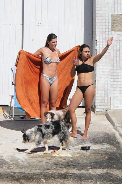 Mariana Goldfarb curte dia de praia no Rio com biquíni fio