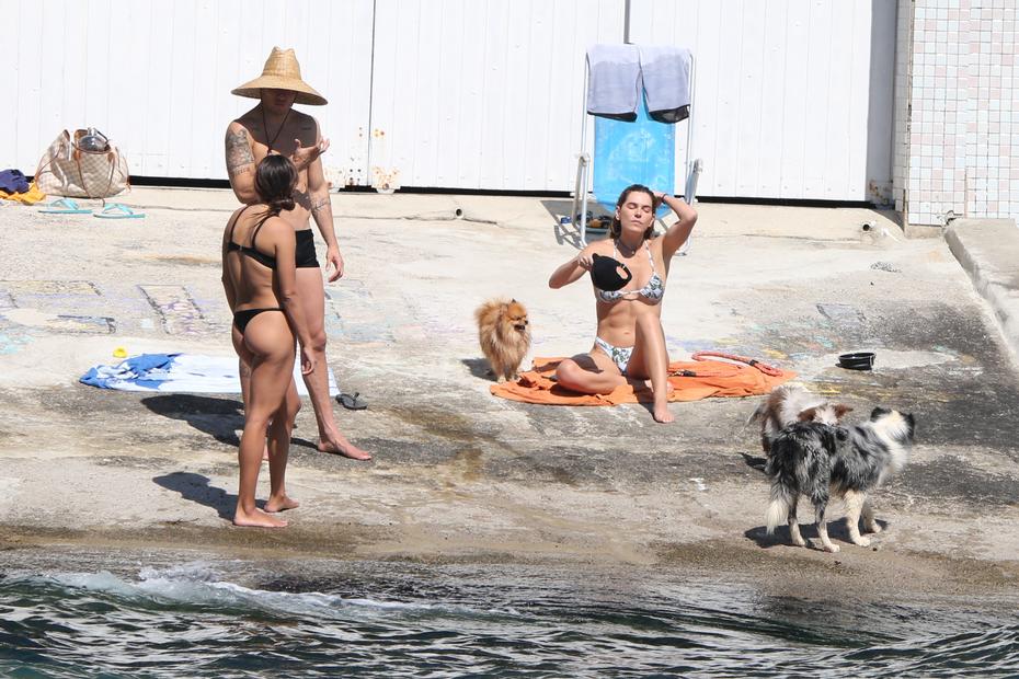 Mariana Goldfarb curte dia de praia no Rio com biquíni fio