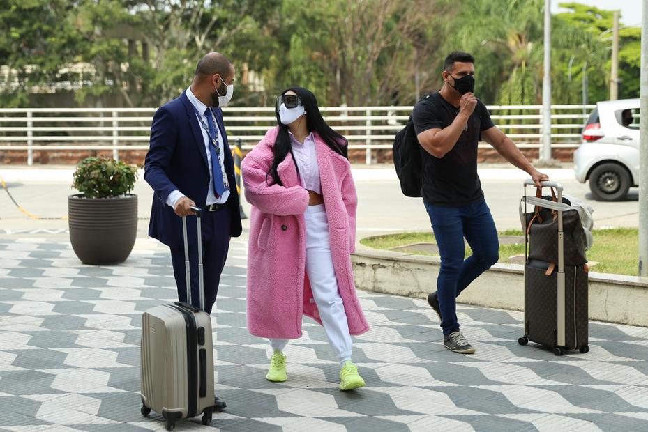 Cheia de estilo, Simaria embarcou no aeroporto de Congonhas, em São Paulo