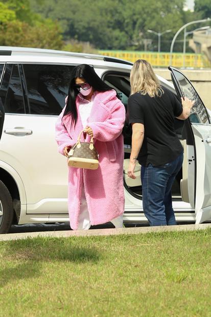 Cheia de estilo, Simaria embarcou no aeroporto de Congonhas, em São Paulo