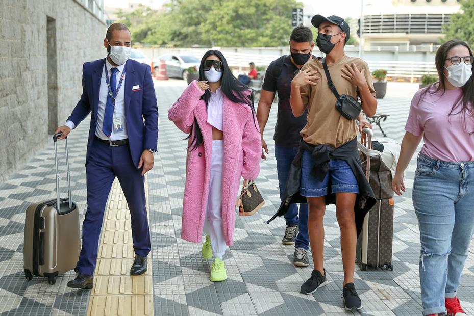 Cheia de estilo, Simaria embarcou no aeroporto de Congonhas, em São Paulo