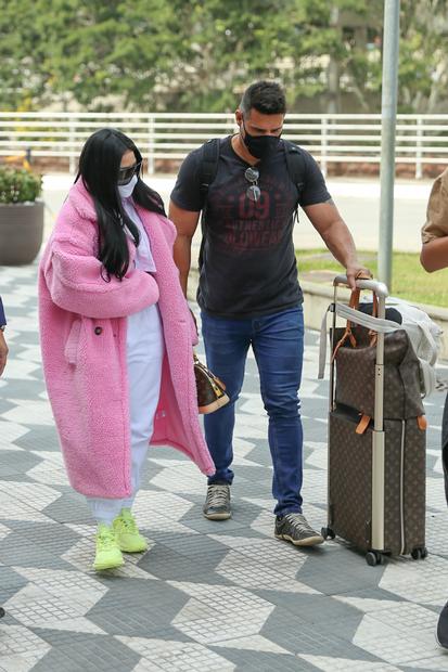 Cheia de estilo, Simaria embarcou no aeroporto de Congonhas, em São Paulo