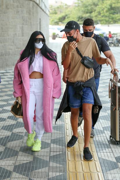 Cheia de estilo, Simaria embarcou no aeroporto de Congonhas, em São Paulo