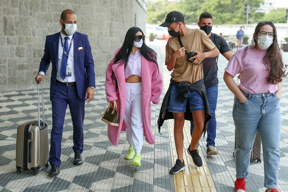 Cheia de estilo, Simaria embarcou no aeroporto de Congonhas, em São Paulo